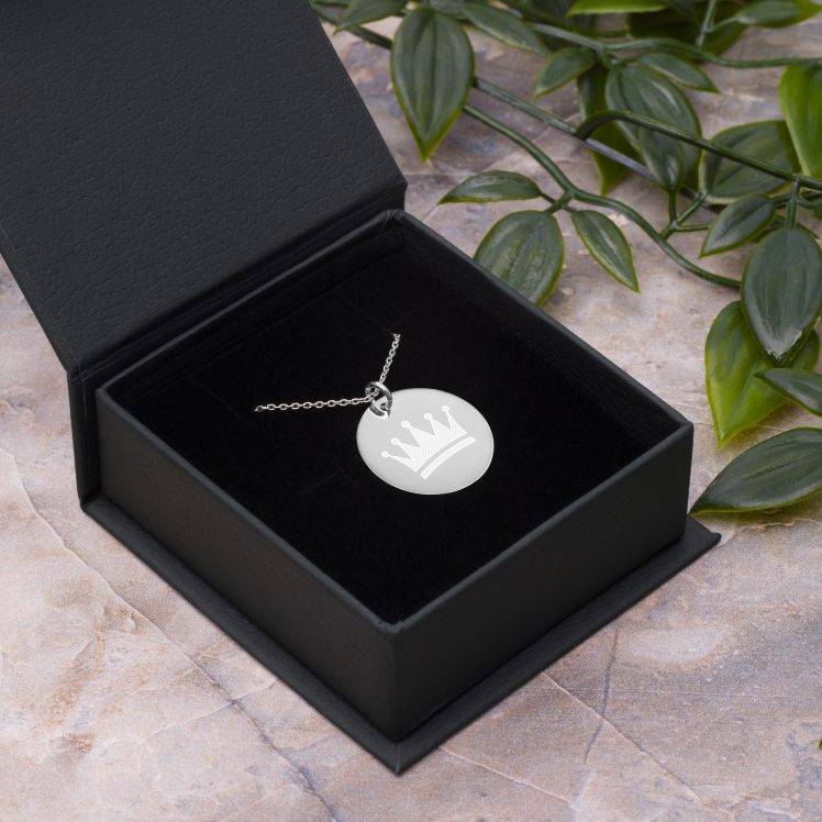 engraved-silver-disc-chain-necklace-white-rhodium-coating-lifestyle-2-633b272b23ae8.jpg